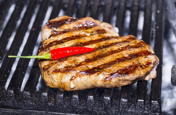 Cozinhar bife a grelha — Fotografia de Stock