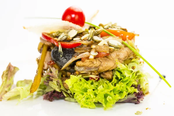 Салат с овощами и мясом — стоковое фото