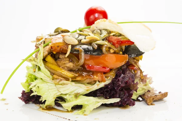 Ensalada con verduras y carne — Foto de Stock