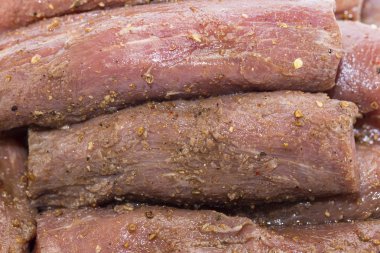 çiğ et ve baharatlar