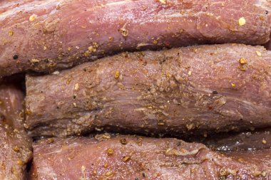 çiğ et ve baharatlar