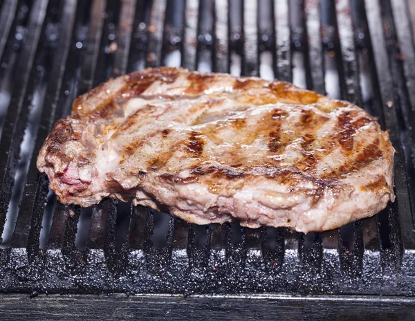 Cozinhar bife a grelha — Fotografia de Stock