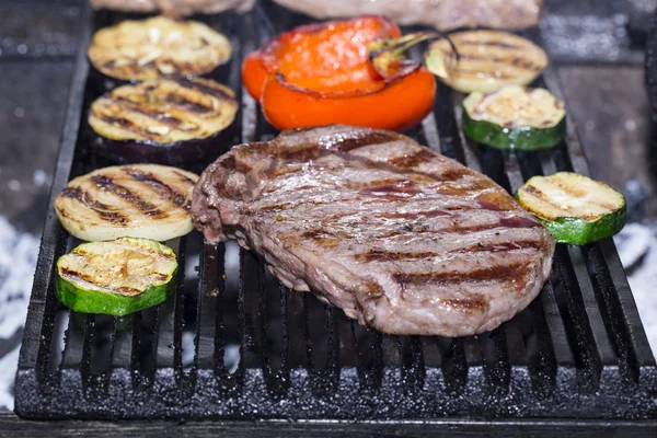 Cozinhar bife a grelha — Fotografia de Stock