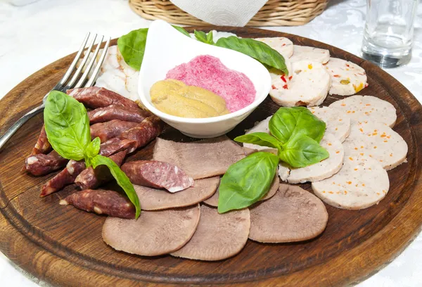Um prato de salsicha e bacon — Fotografia de Stock