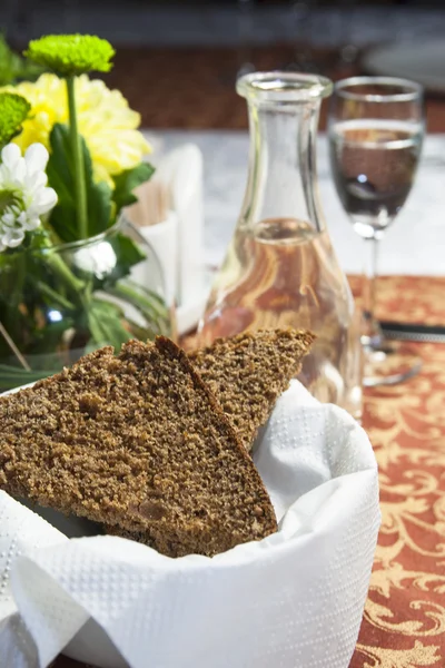 Vodka and black bread on the table — Stock Photo, Image