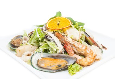 Sebzeli salata ve deniz ürünleri.