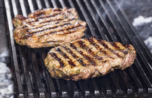 Cozinhar bife a grelha — Fotografia de Stock