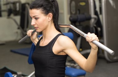 atletik genç kadın üzerinde simülatörü inşaat dışarı