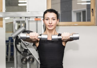 sporcumuz dumbbells ile çalışır