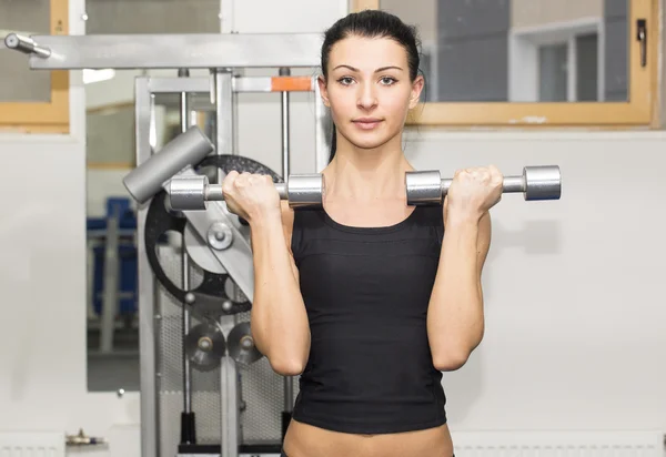 Sportvrouw werkt met halters — Stockfoto