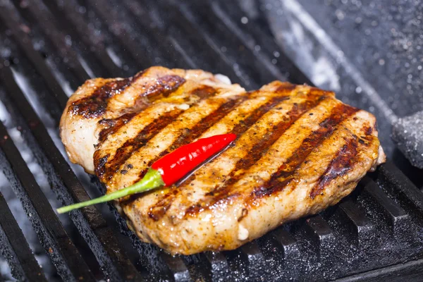 Steak mit rotem Papier — Stockfoto