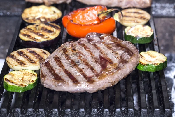 Steak kochen — Stockfoto