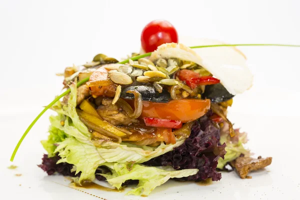 Salat aus Gemüse und Fleisch — Stockfoto