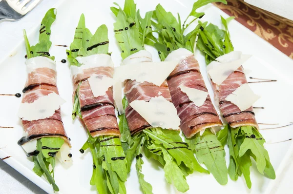 Rouleaux de viande avec viande et légumes verts — Photo