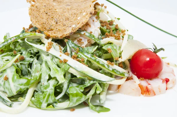 Салат зеленый и мясо креветок — стоковое фото
