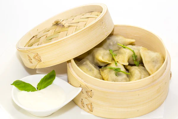 Bamboe steamers met gyoza en Bapao knoedels — Stockfoto