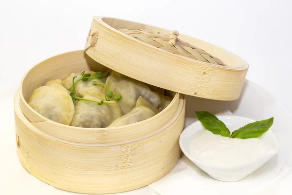 Bamboo steamers with gyoza and baozi dumplings — Stock Photo, Image