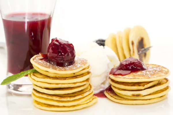 Pancakes with berries and jam — Stock Photo, Image