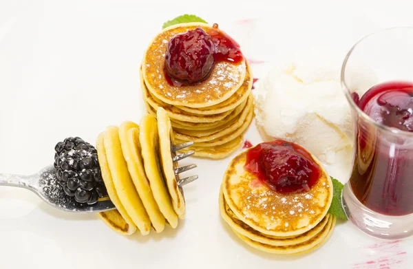 Pancakes with berries and jam — Stock Photo, Image