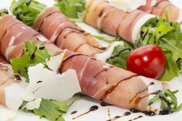 Rouleaux avec viande et légumes verts — Photo