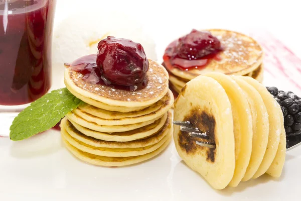 Pancakes with berries and jam — Stock Photo, Image