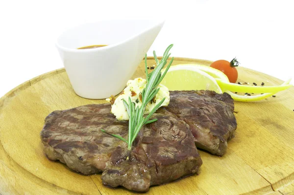 Carne assada em uma grelha com legumes — Fotografia de Stock