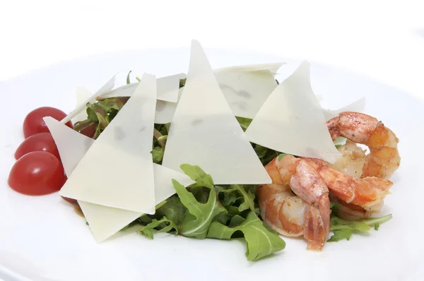 Salade met kaas en garnalen — Stockfoto