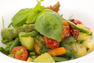 salata, haşlanmış sebze ve çavdar ekmeği