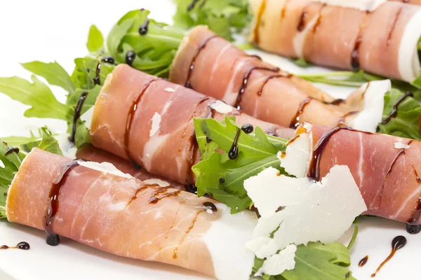 Rouleaux avec viande et légumes verts — Photo