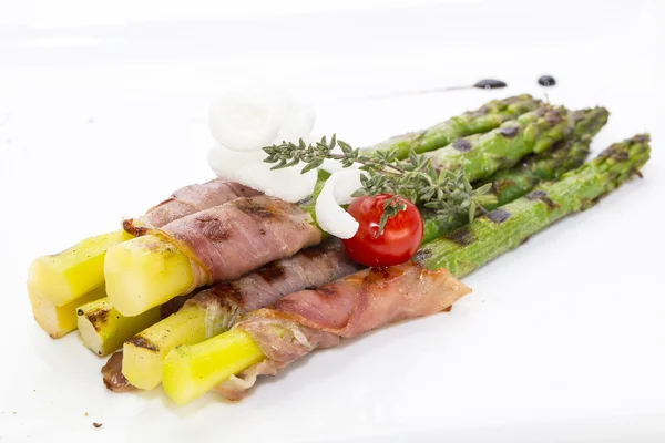 Gebakken vlees met asperges — Stockfoto