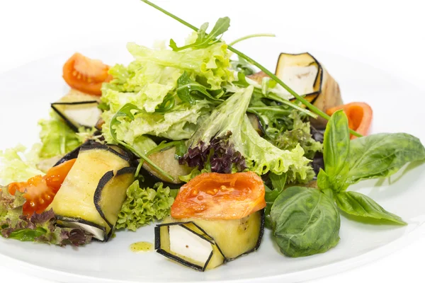Ensalada con queso y verduras — Foto de Stock