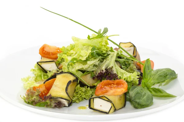 Salat mit Käse und Gemüse — Stockfoto