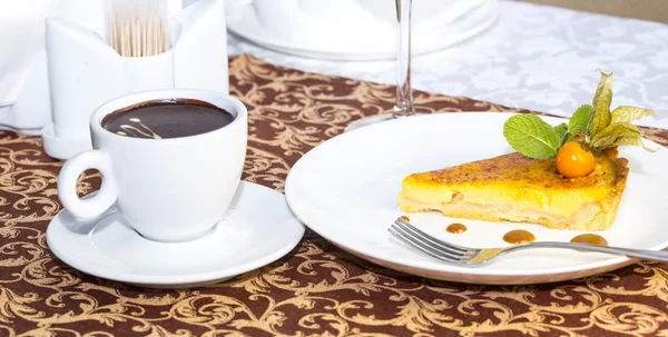 Dessert met een warme chocolademelk — Stockfoto