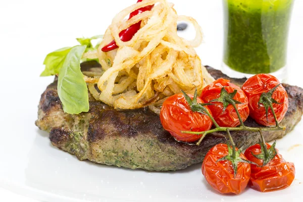 Bife grelhado com molho e verduras — Fotografia de Stock