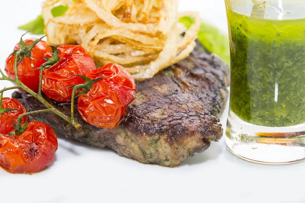 Bife grelhado com molho e verduras — Fotografia de Stock