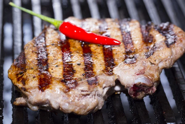 Cocinar bistec de res —  Fotos de Stock