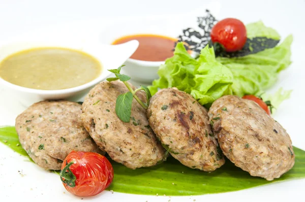 Vejetaryen köfte salata ile