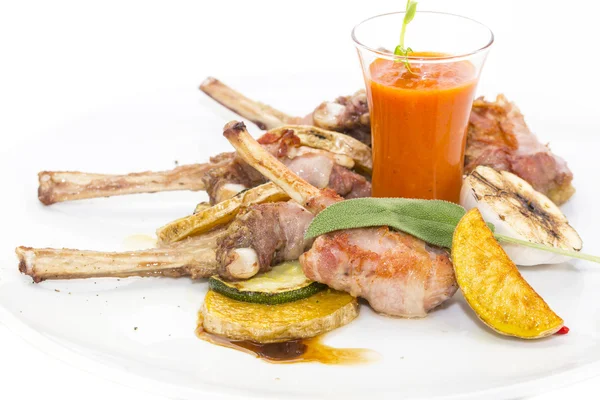 Costillas de ternera asadas con verduras — Foto de Stock