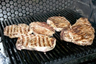 Bir ızgara et pişirme