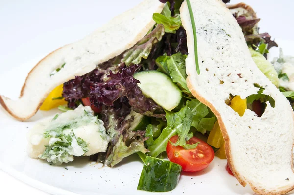 Salat aus Fleischkäse und Gemüse — Stockfoto