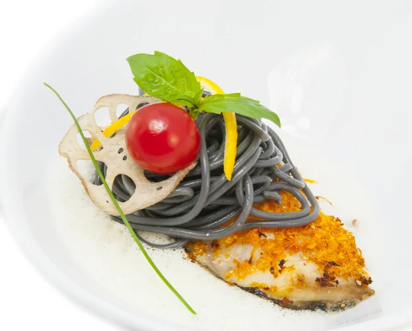 Pečená ryba s špagety — Stock fotografie