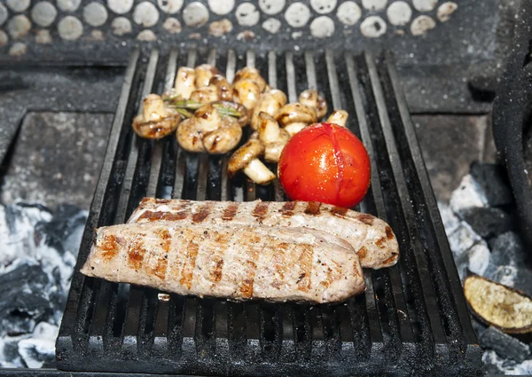 Cozinhar bife e legumes — Fotografia de Stock