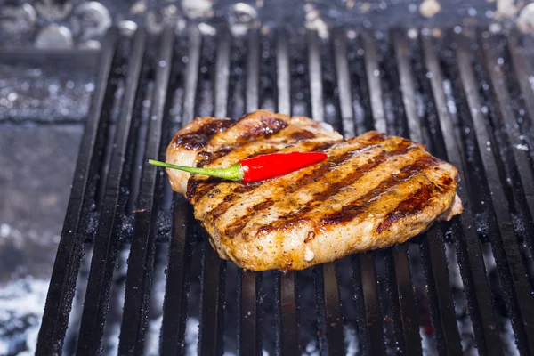 Koken een biefstuk — Stockfoto
