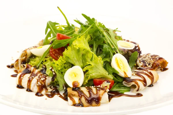 Salada de legumes verdes e carne, restaurante de enguia de peixe — Fotografia de Stock