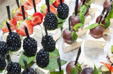 peynir ve çilek ile kanepe