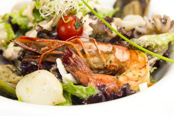 Салат з овочами та морепродуктами — стокове фото