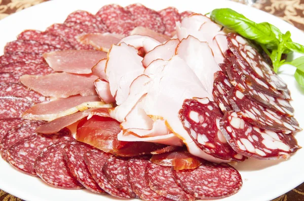 Um prato de salsichas e molho de bacon em uma mesa em um restaurante — Fotografia de Stock