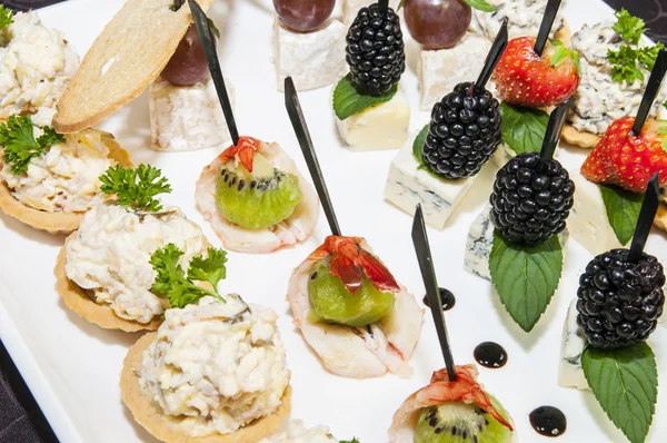 Canape with cheese and berries — Stock Photo, Image