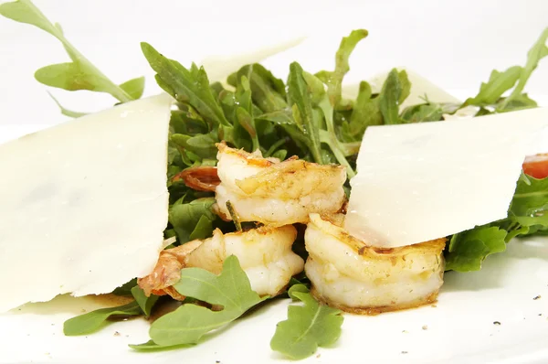 Prato de rugula com camarão em um restaurante — Fotografia de Stock