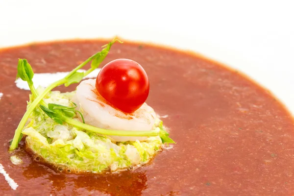 Insalata su un piatto con salsa rossa — Foto Stock